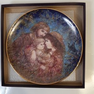 Christmas Plate Edna Hibel The First Holiday